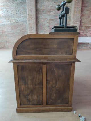 Escritorio antiguo de madera con silla