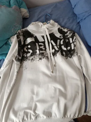 Sudadera con capucha y estampado