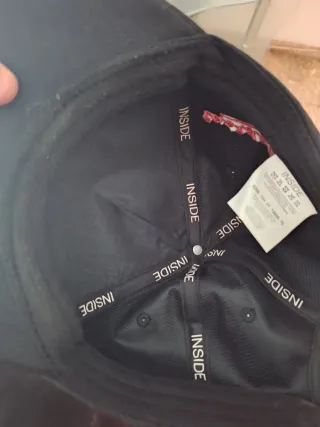 Gorra negra con bordado rojo