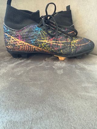 Botas de fútbol negras con diseño multicolor