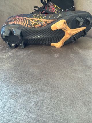 Botas de fútbol negras con diseño multicolor