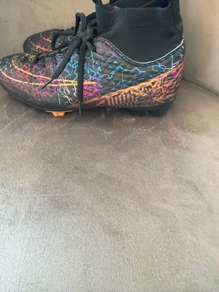 Botas de fútbol negras con diseño multicolor