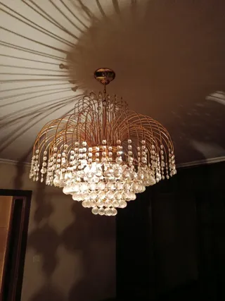 Mueble de madera con puertas y estante