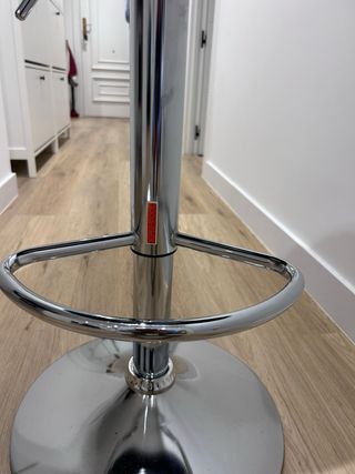 Taburete alto regulable negro y plateado