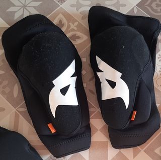 Ginocchiere nere con logo bianco