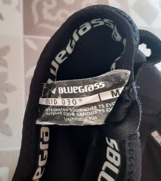 Ginocchiere nere con logo bianco