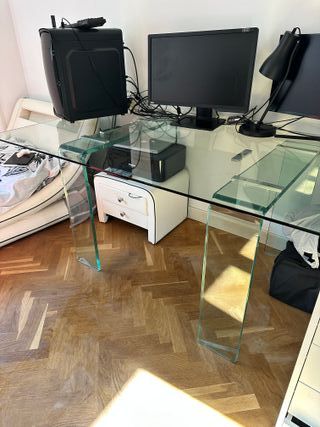 Escritorio de cristal y blanco