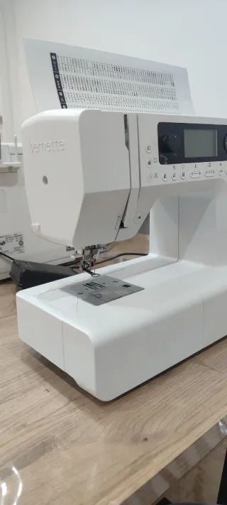 Máquina coser y bordar Bernette Chicago 7