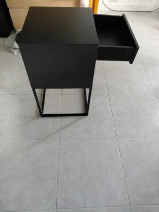 Mesita de noche metálica negra