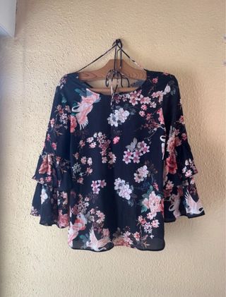 Blusa floral con volantes S