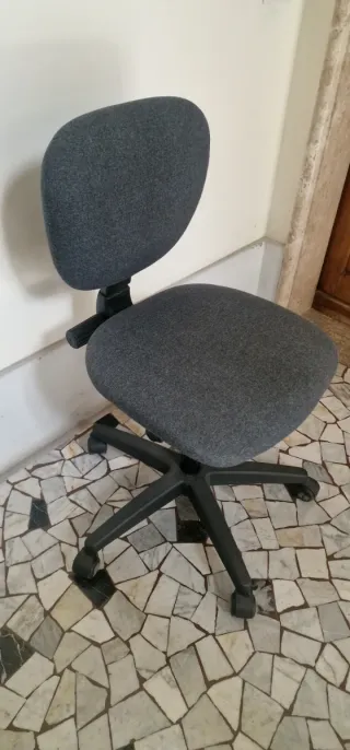 Sedia da ufficio girevole con ruote
