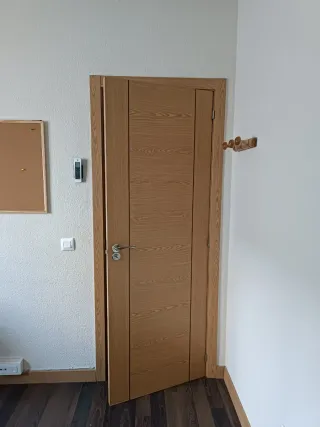 Puerta de madera con cerradura