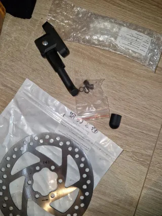 Ruedas macizas y disco freno patinete eléctrico