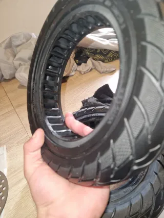 Ruedas macizas y disco freno patinete eléctrico