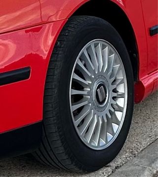 Llanta 5 huecos y neumáticos de coche las 4