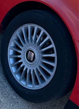 Llanta 5 huecos y neumáticos de coche las 4