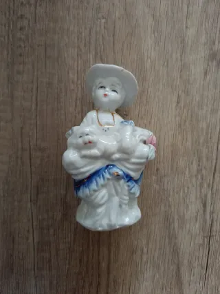 Figura de porcelana niña con perros