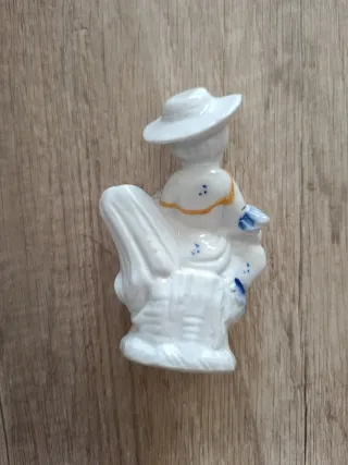 Figura de porcelana niña con perros