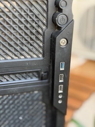 Torre Antec P193 V3 con Fuente De Alimentación