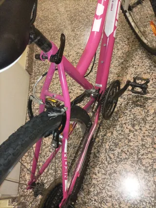 Bicicleta de montaña rosa