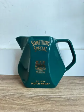 8 jarras de whisky años 70-80