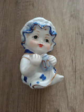 Figura de porcelana niña con jarra