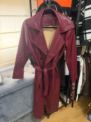 Gabardina color vino