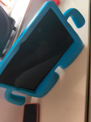 Tablet nero con custodia protettiva