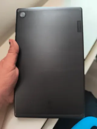 Tablet nero con custodia protettiva