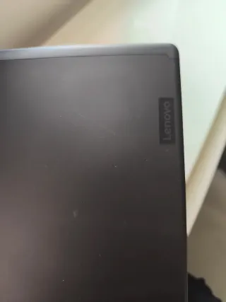 Tablet nero con custodia protettiva