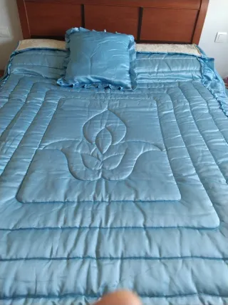 Juego de cama azul con cojín