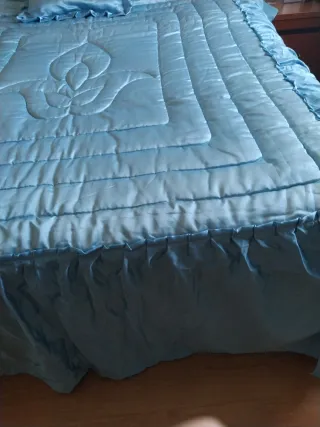 Juego de cama azul con cojín