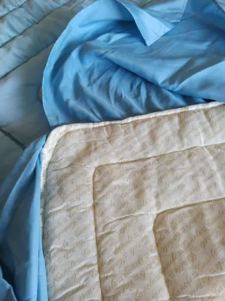 Juego de cama azul con cojín