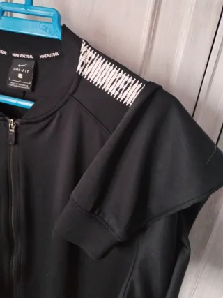 Chaqueta deportiva Nike negra