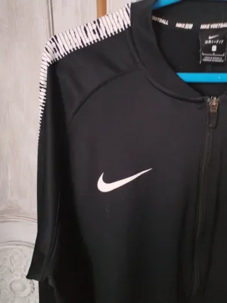 Chaqueta deportiva Nike negra
