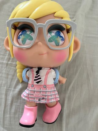 Muñeca Trotties con Gafas y Falda