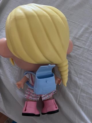 Muñeca Trotties con Gafas y Falda