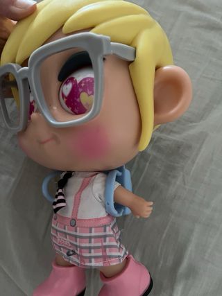 Muñeca Trotties con Gafas y Falda