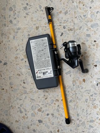 Caña de pescar y caja de señuelos niños. Decathon.