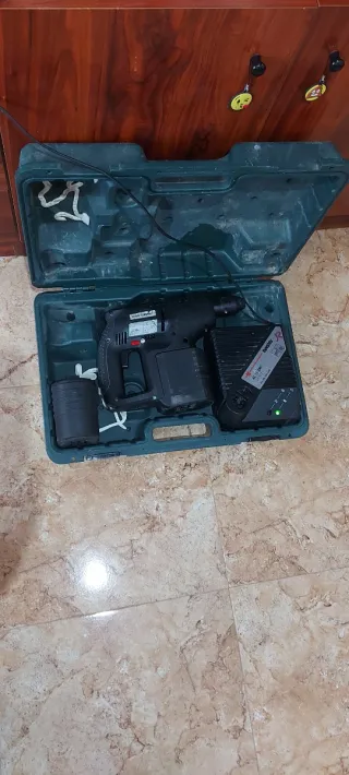Taladro percutor Wurth 24V con maletín