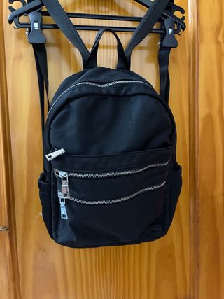 Mochila negra con cremalleras plateadas