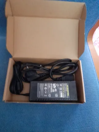 Adaptador de corriente MCMANIPOW