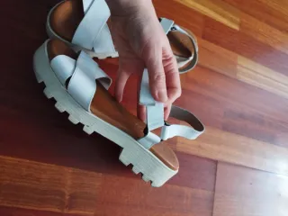 Sandalias de cuero blancas con velcro