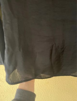 Blusa negra satén con cremallera