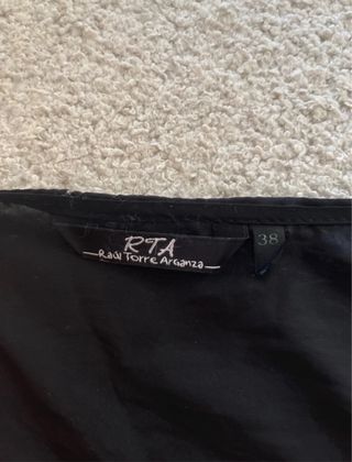 Blusa negra satén con cremallera