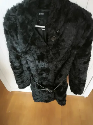 Abrigo negro de pelo sintético con cinturón