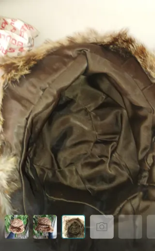 Cappello in pelliccia con fiocco marrone