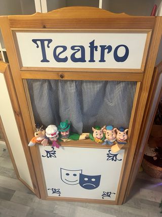 Teatro de madera con marionetas