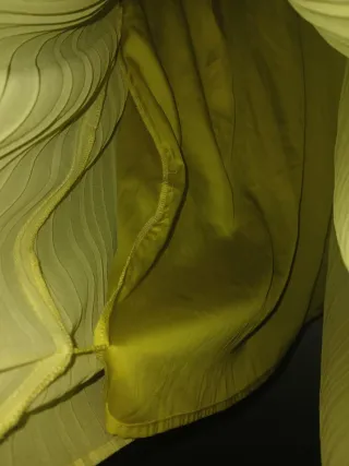 Vestido amarillo con detalles plateados