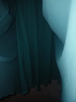 Vestido azul con encaje y falda plisada